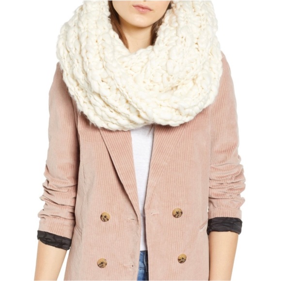 Free People Dreamland Chunky-Knit Infinity Scarf in Ivory NWOT - Picture 2 of 6